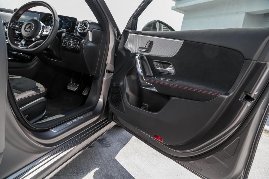 Интерьер Mercedes-Benz A250 AMG Line (W177) 2018 года  (MY) (фото 21 из 24)